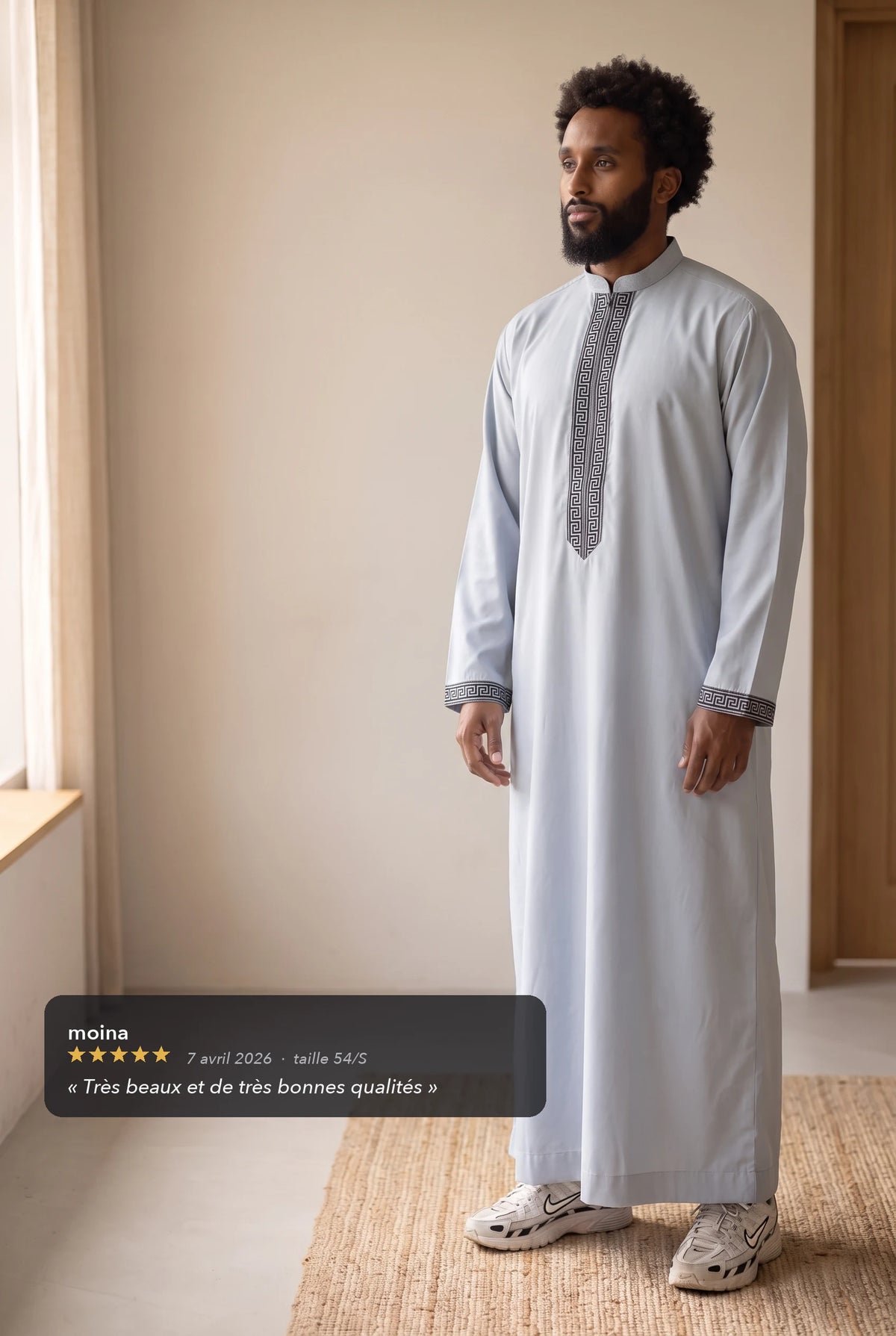 Qamis Mehdi gris porté en intérieur, avec l'avis cinq étoiles d'une cliente
