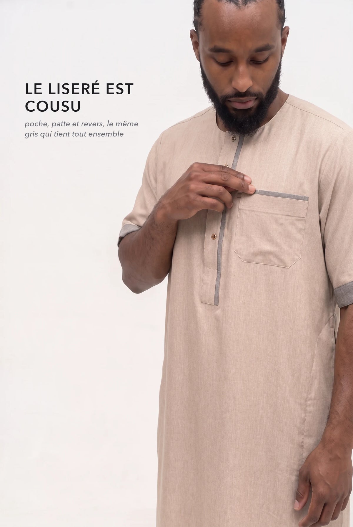 Le liséré gris du qamis Issa beige, sur la poche poitrine et la patte de boutonnage