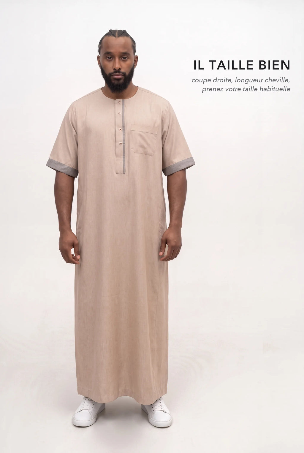 Qamis Issa beige en pied, coupe droite longueur cheville, il taille bien