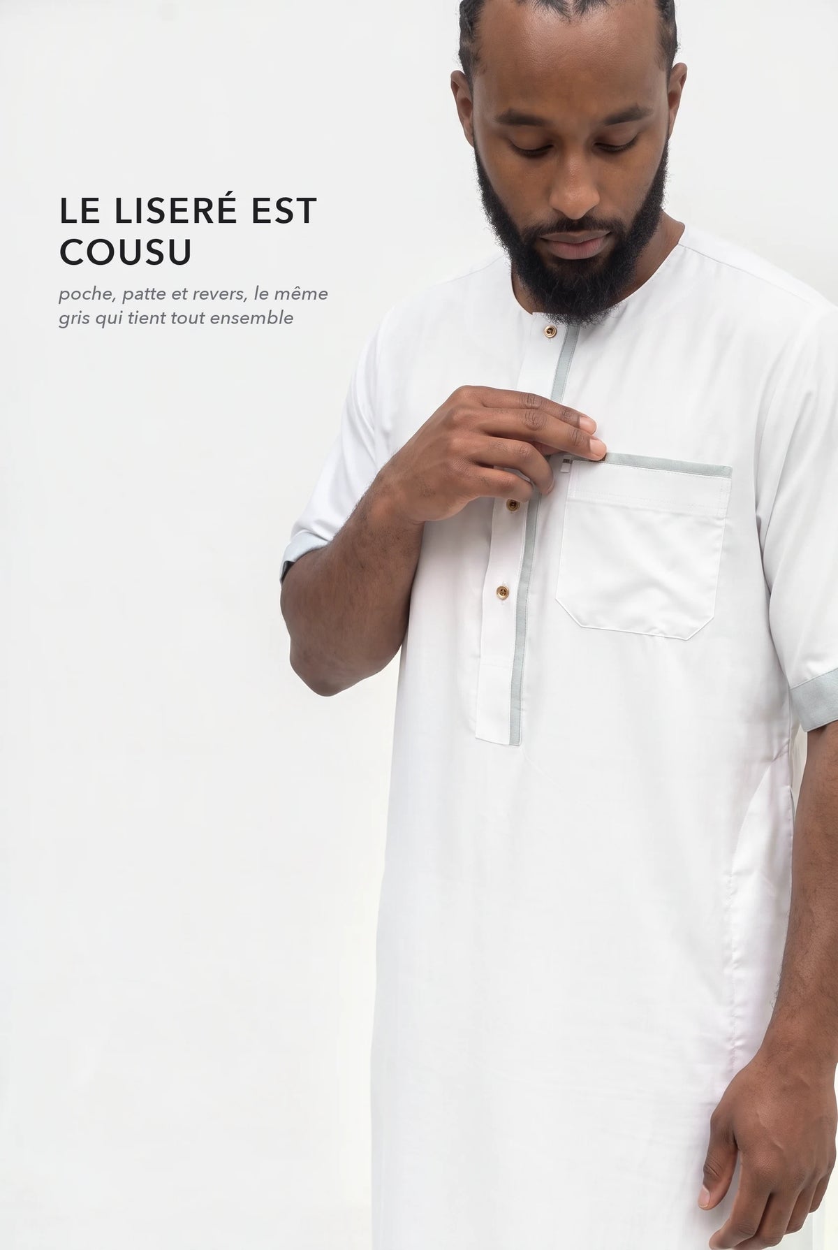 Le liseré gris du qamis Issa blanc, sur la poche poitrine et la patte de boutonnage
