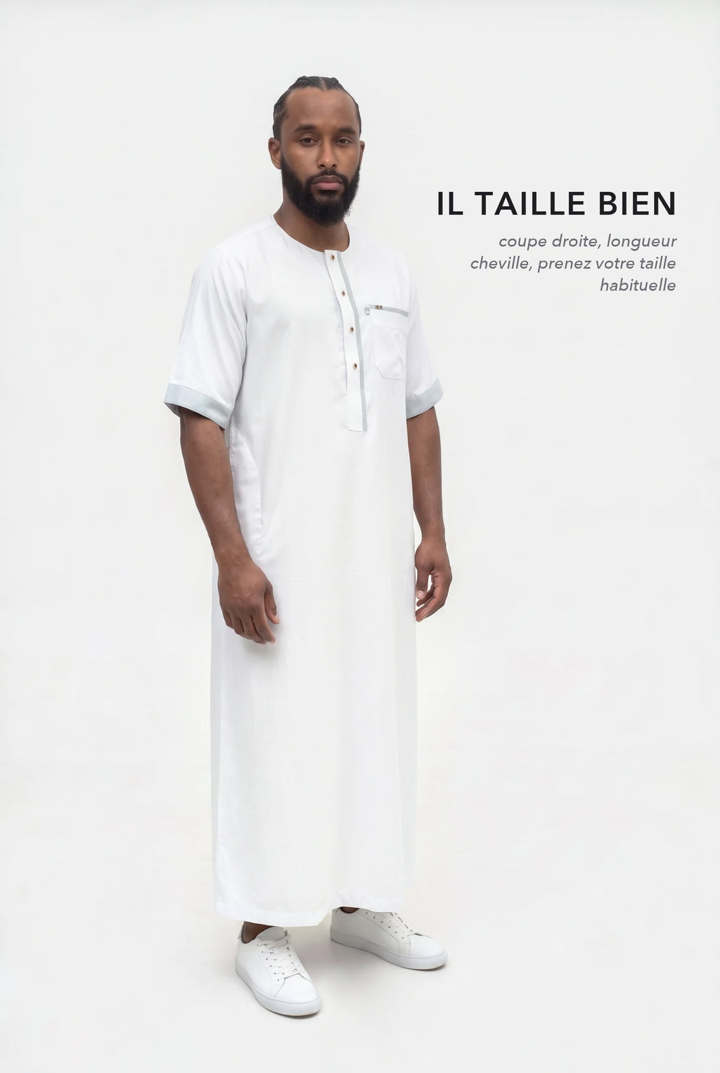 Qamis Issa blanc en pied, coupe droite longueur cheville, il taille bien