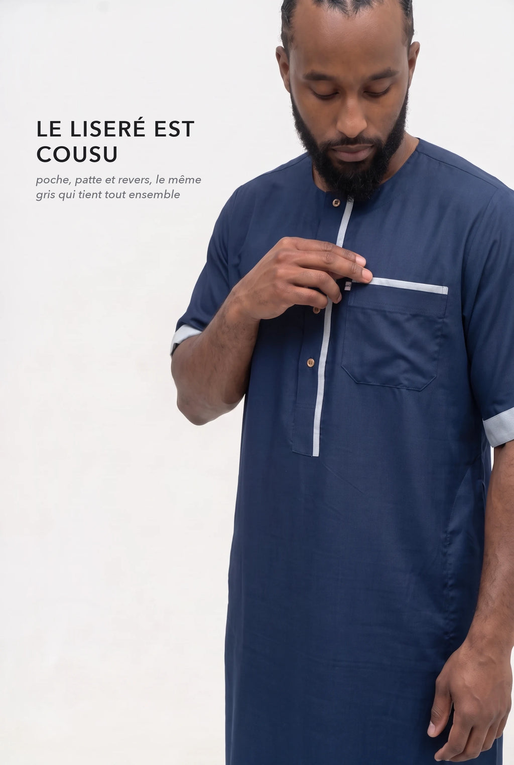 Le liséré du qamis Issa bleu marine, sur la poche poitrine et la patte de boutonnage