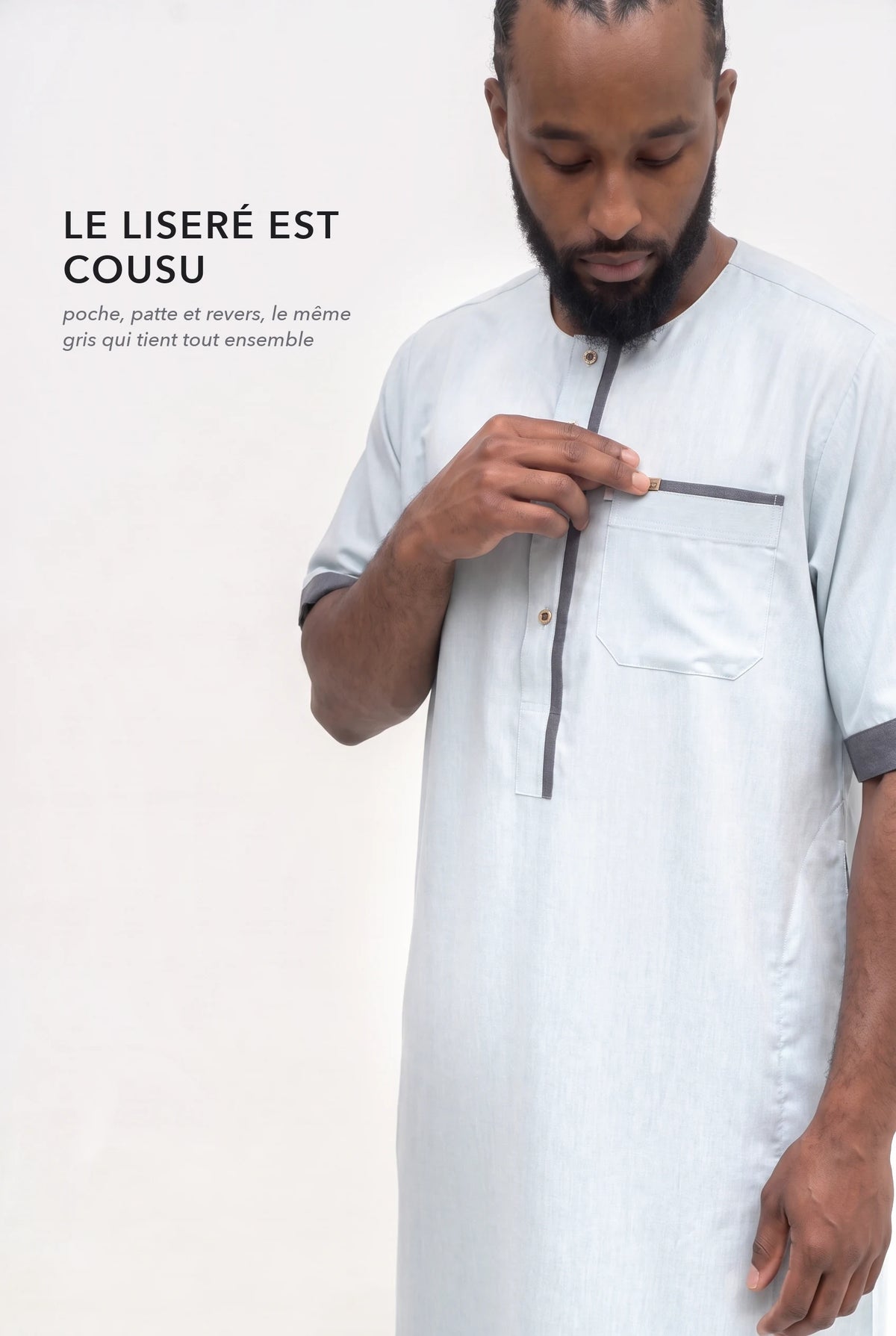 Le liséré du qamis Issa bleu pastel, sur la poche poitrine et la patte de boutonnage