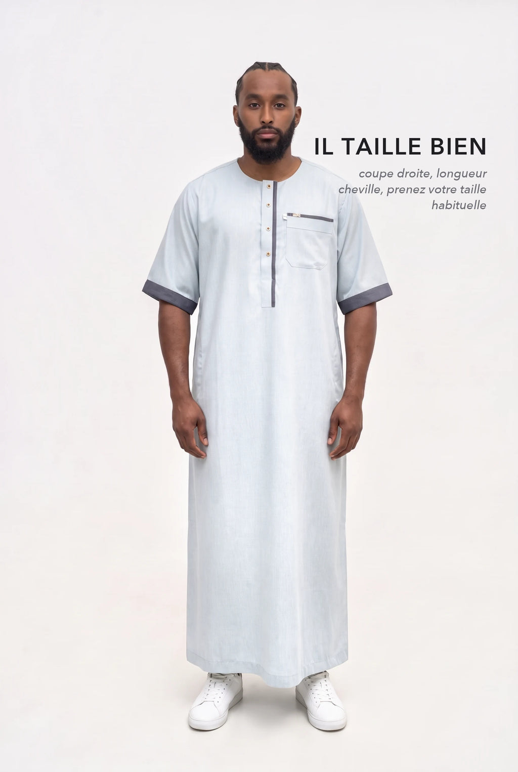 Qamis Issa bleu pastel en pied, coupe droite longueur cheville, il taille bien