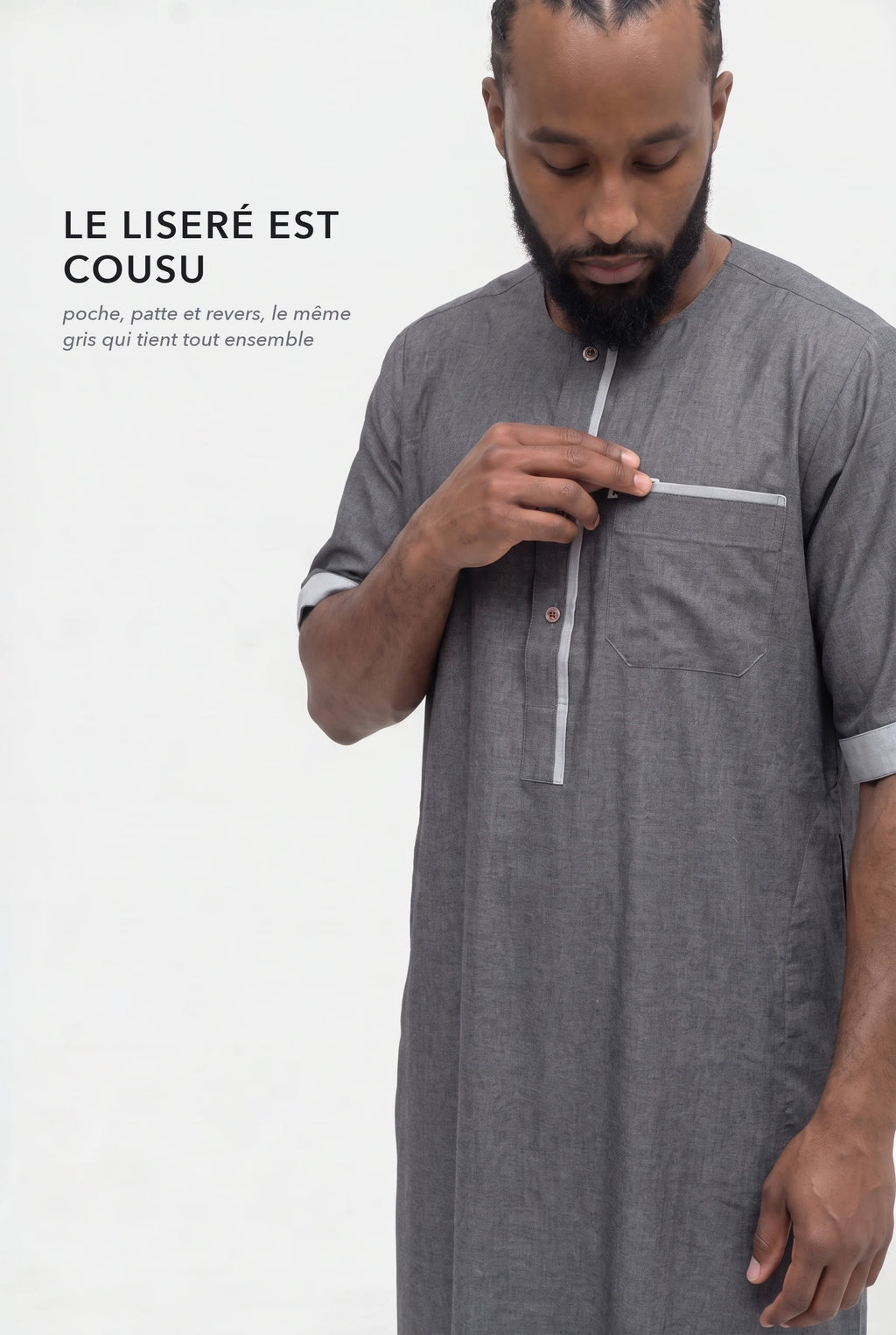 Le liséré du qamis Issa gris foncé, sur la poche poitrine et la patte de boutonnage
