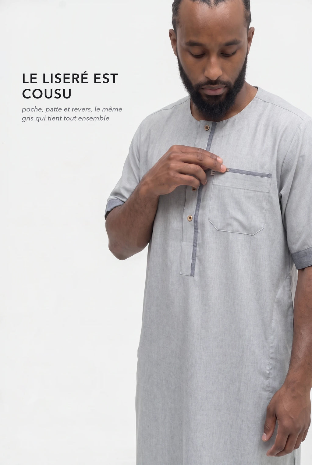 Le liséré du qamis Issa gris, sur la poche poitrine et la patte de boutonnage