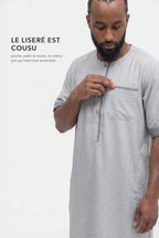 Le liséré du qamis Issa gris, sur la poche poitrine et la patte de boutonnage
