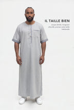Qamis Issa gris en pied, coupe droite longueur cheville, il taille bien