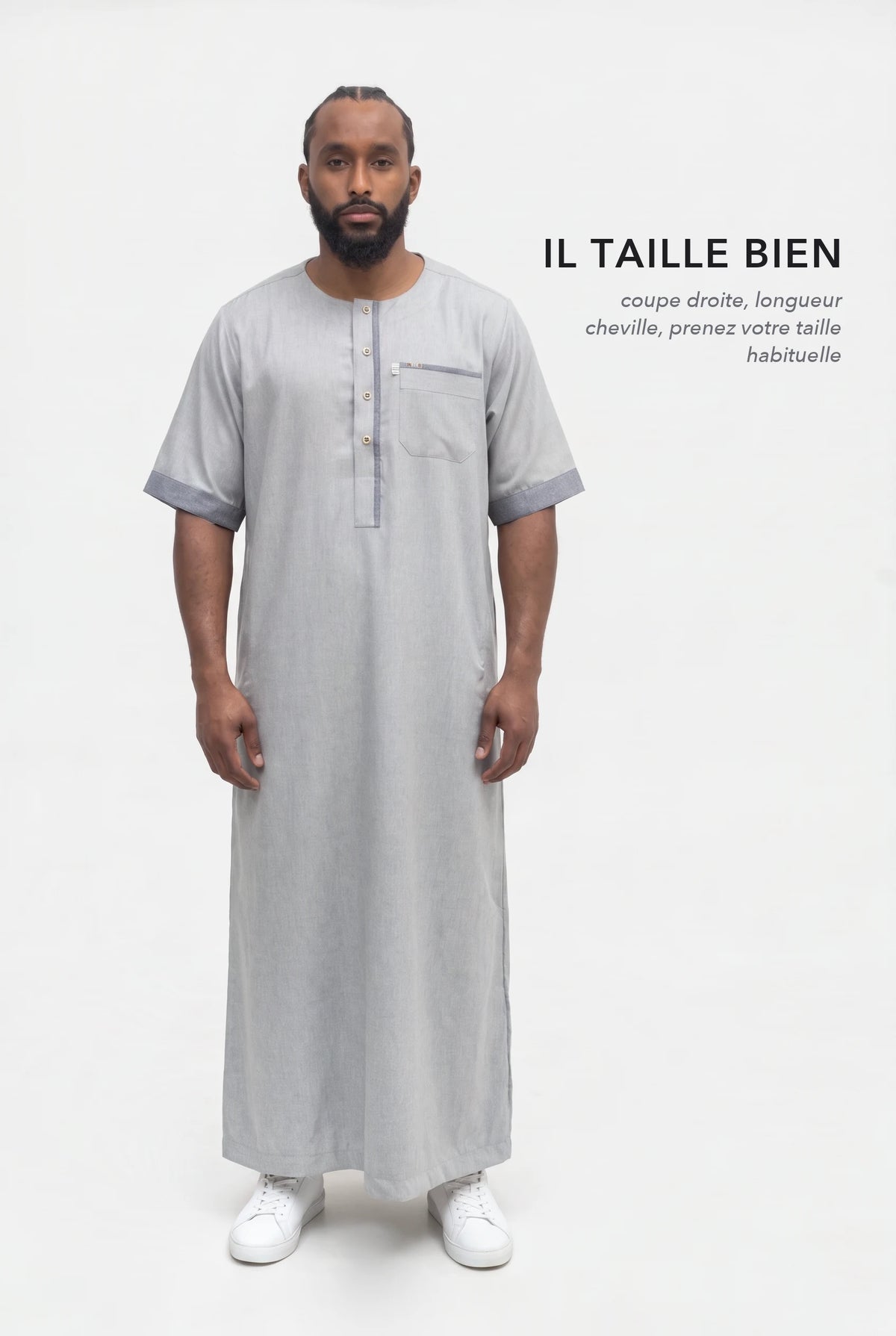 Qamis Issa gris en pied, coupe droite longueur cheville, il taille bien