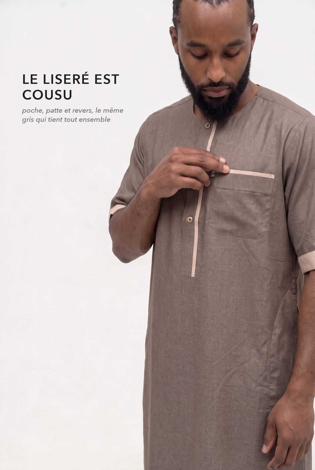 Le liséré du qamis Issa marron, sur la poche poitrine et la patte de boutonnage