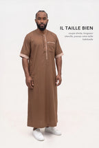 Qamis Issa marron en pied, coupe droite longueur cheville, il taille bien