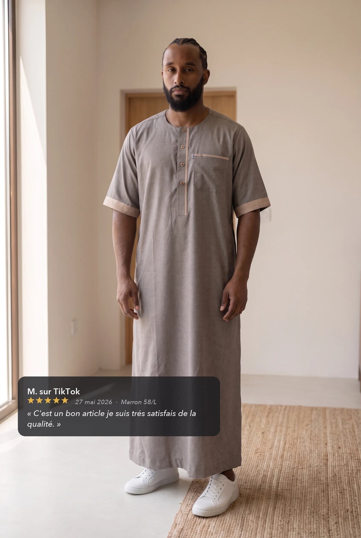 Qamis Issa marron porté en intérieur, avec l'avis cinq étoiles d'une cliente
