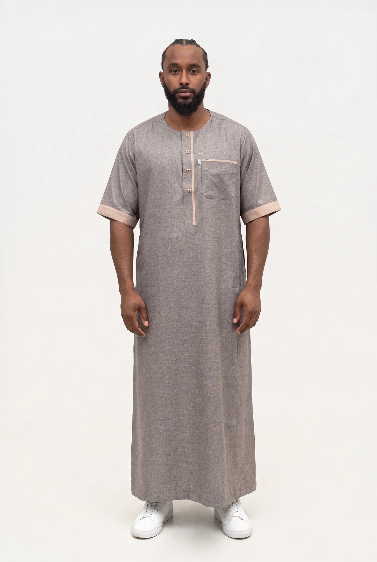Qamis moderne marron Issa porté de face, manches courtes à revers et liséré sur la patte et la poche