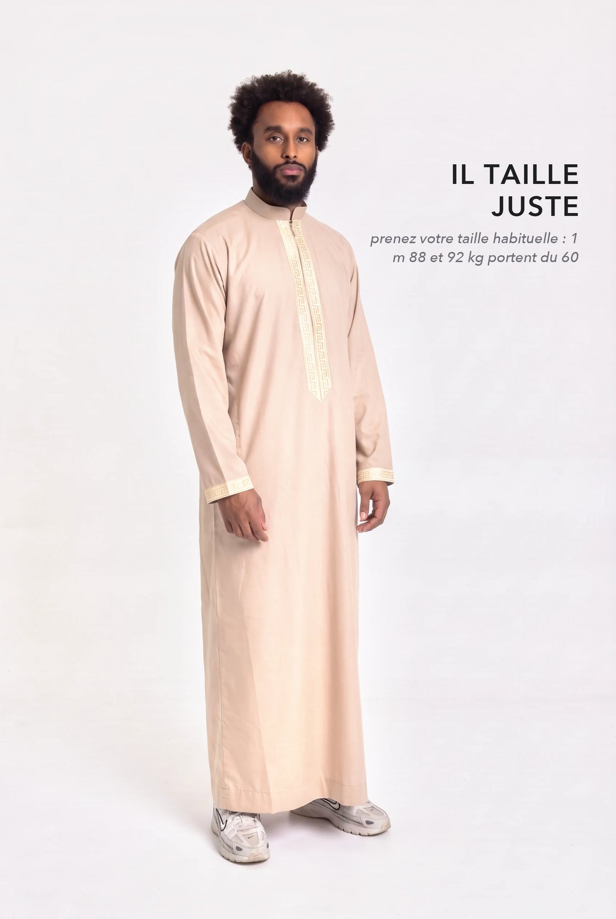 Qamis Mehdi beige en pied, coupe droite longueur cheville, il taille juste