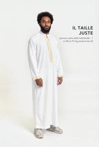 Qamis Mehdi blanc en pied, coupe droite longueur cheville, il taille juste