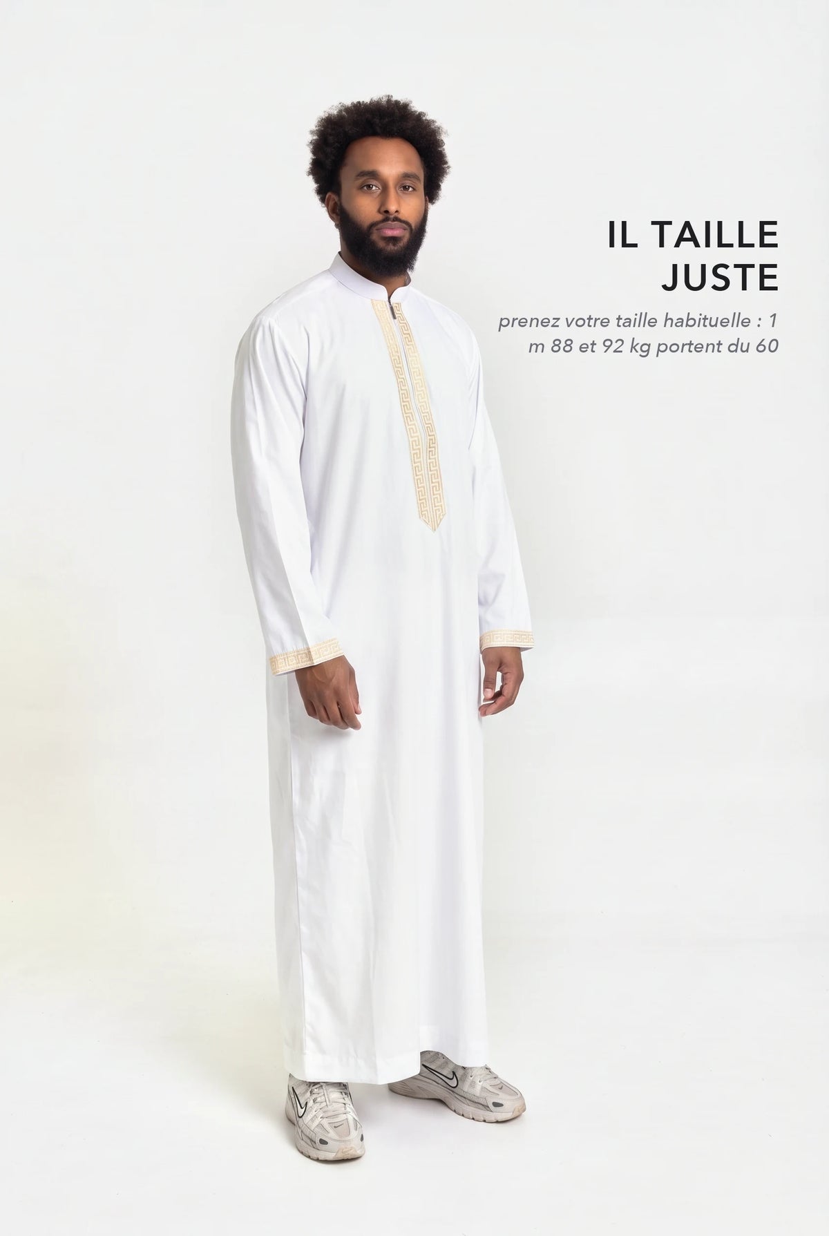 Qamis Mehdi blanc en pied, coupe droite longueur cheville, il taille juste