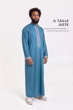 Qamis Mehdi bleu canard en pied, coupe droite longueur cheville, il taille juste