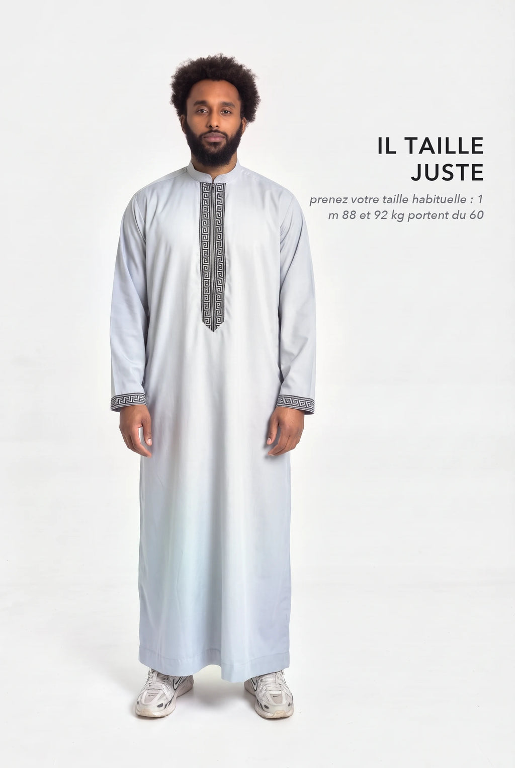 Qamis Mehdi gris en pied, coupe droite longueur cheville, il taille juste