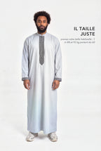 Qamis Mehdi gris en pied, coupe droite longueur cheville, il taille juste