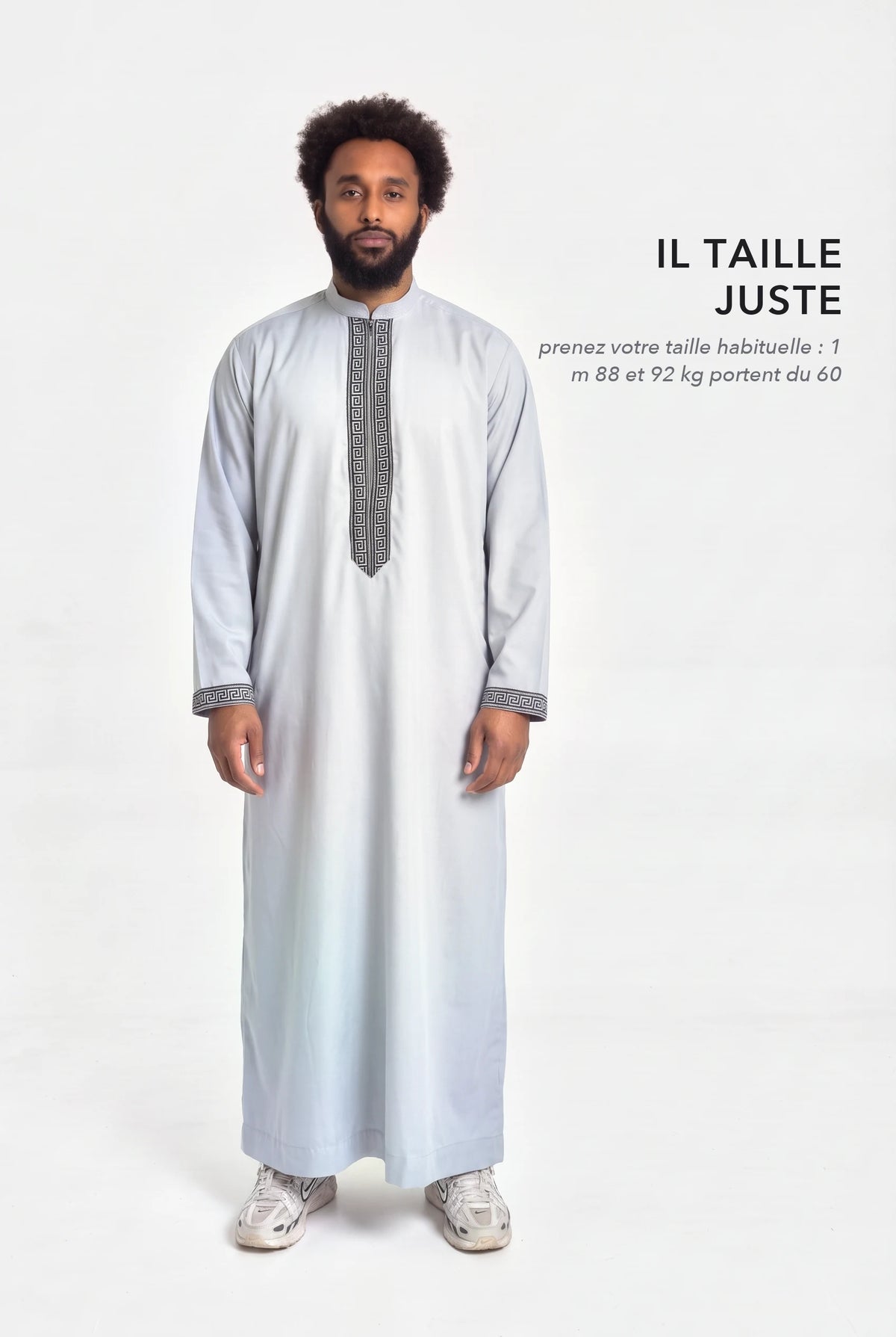 Qamis Mehdi gris en pied, coupe droite longueur cheville, il taille juste