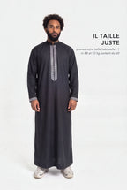 Qamis Mehdi noir en pied, coupe droite longueur cheville, il taille juste