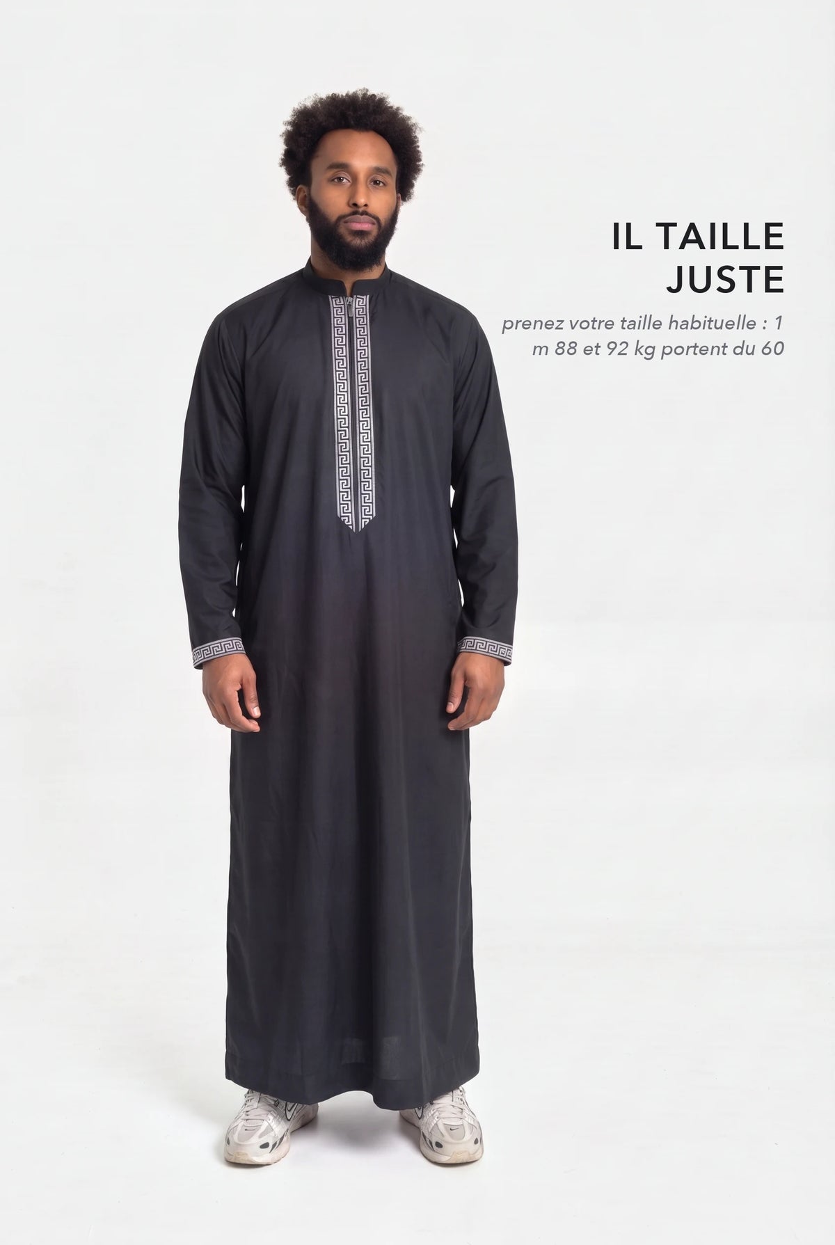 Qamis Mehdi noir en pied, coupe droite longueur cheville, il taille juste