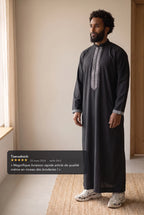 Qamis Mehdi noir porté en intérieur, avec l'avis cinq étoiles d'un client