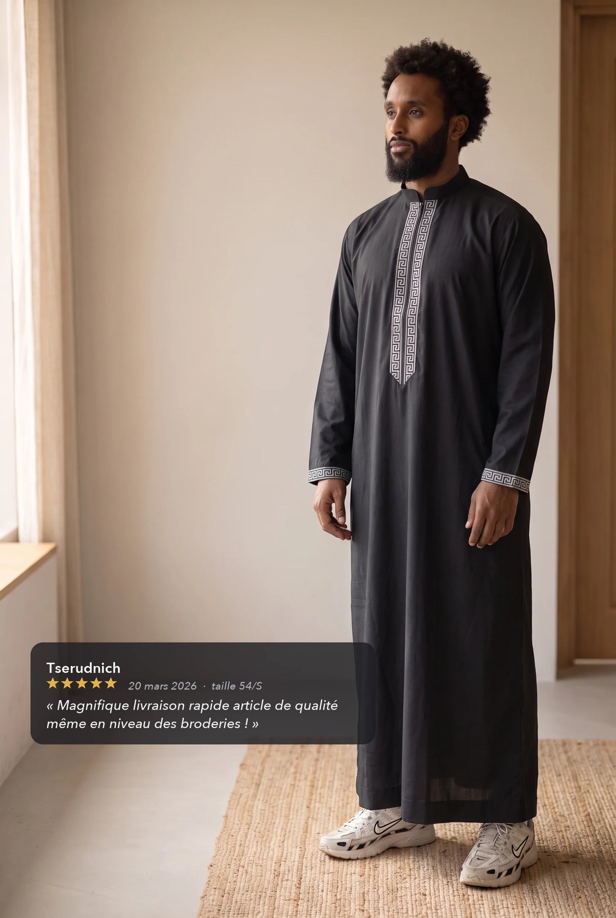 Qamis Mehdi noir porté en intérieur, avec l'avis cinq étoiles d'un client