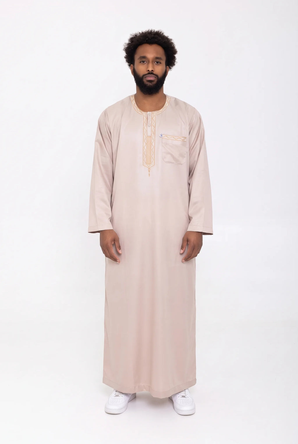 Qamis moderne satiné beige Ali porté, manches longues, vue de face