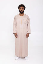 Qamis moderne satiné beige Ali porté, manches longues, vue de face