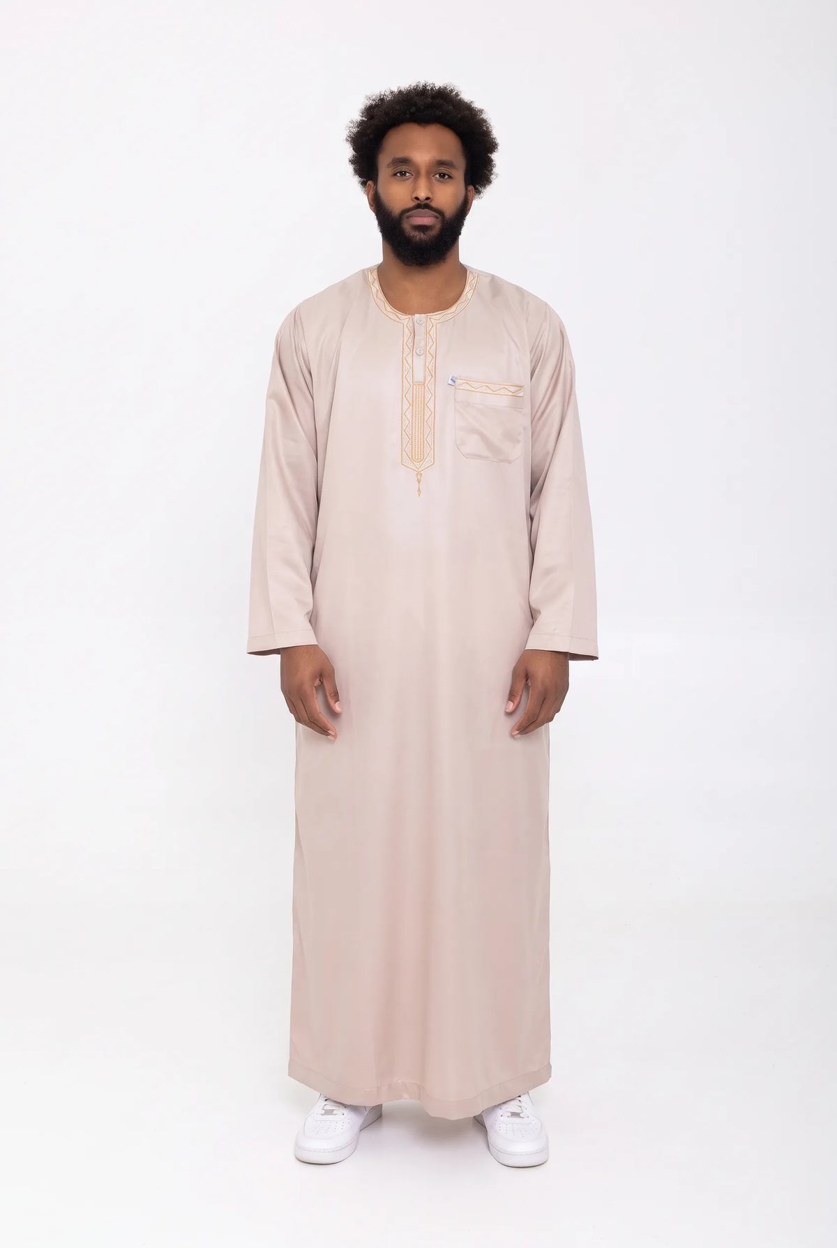 Qamis moderne satiné beige Ali porté, manches longues, vue de face
