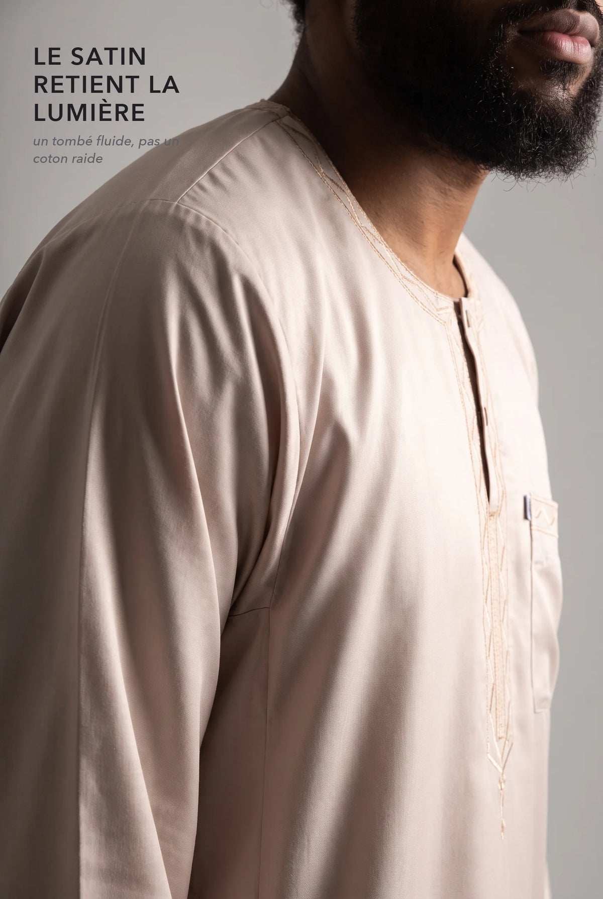 Le satin du qamis Ali beige retient la lumière