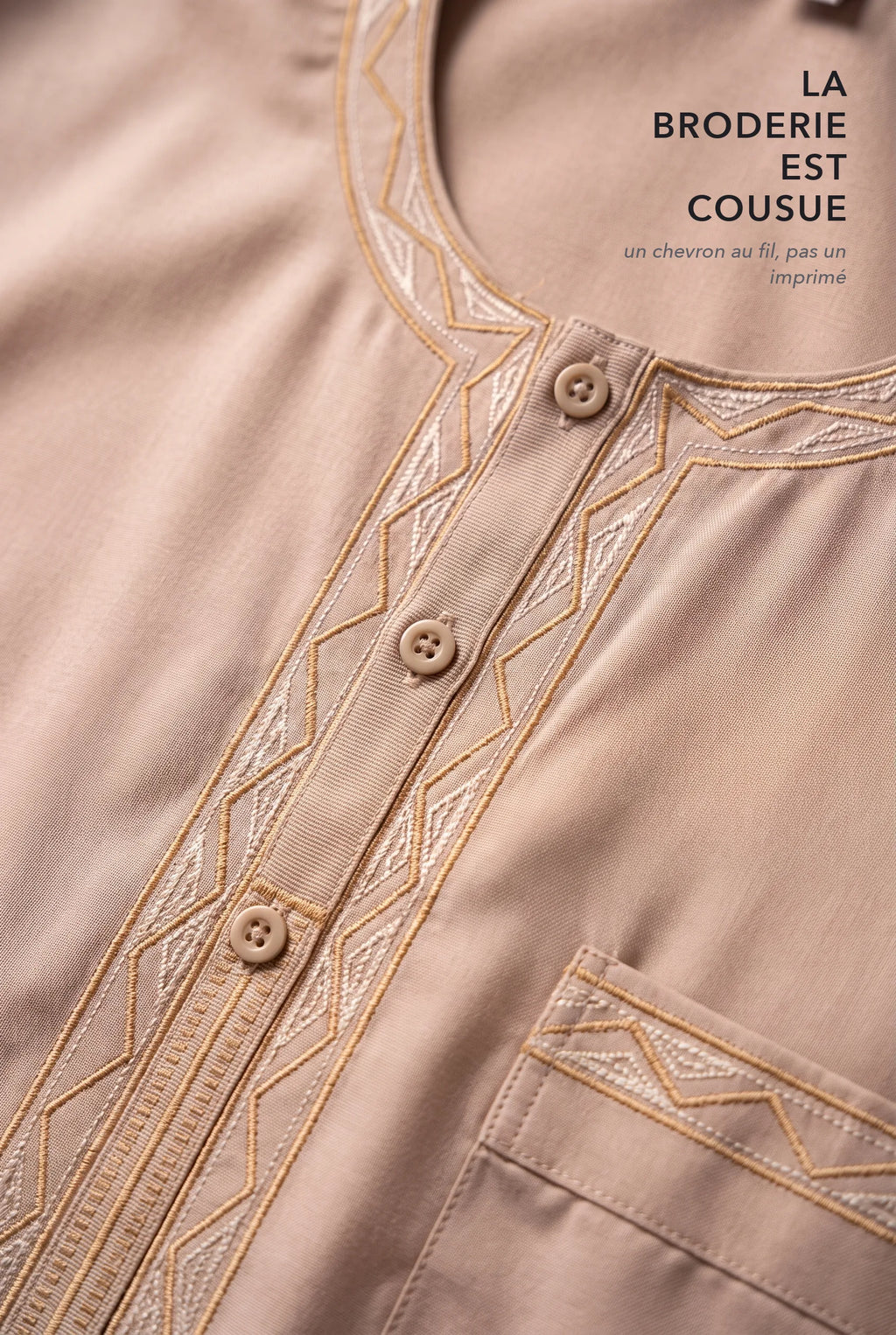 Broderie en chevrons du plastron du qamis Ali beige