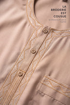 Broderie en chevrons du plastron du qamis Ali beige