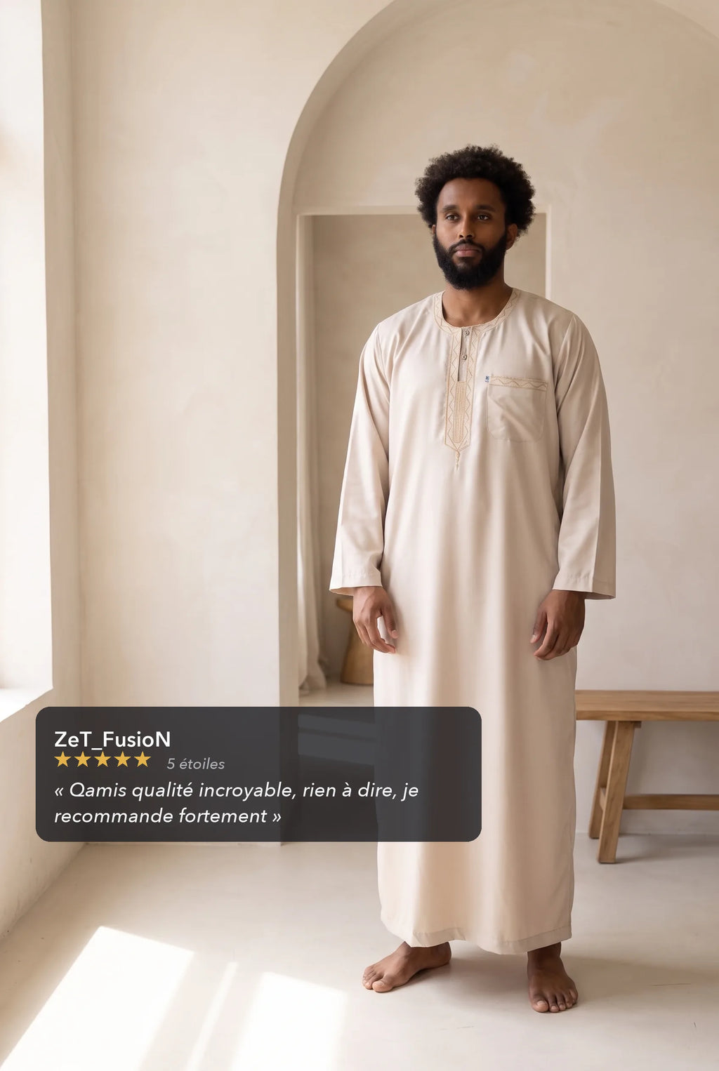 Qamis moderne satiné beige Ali porté en situation