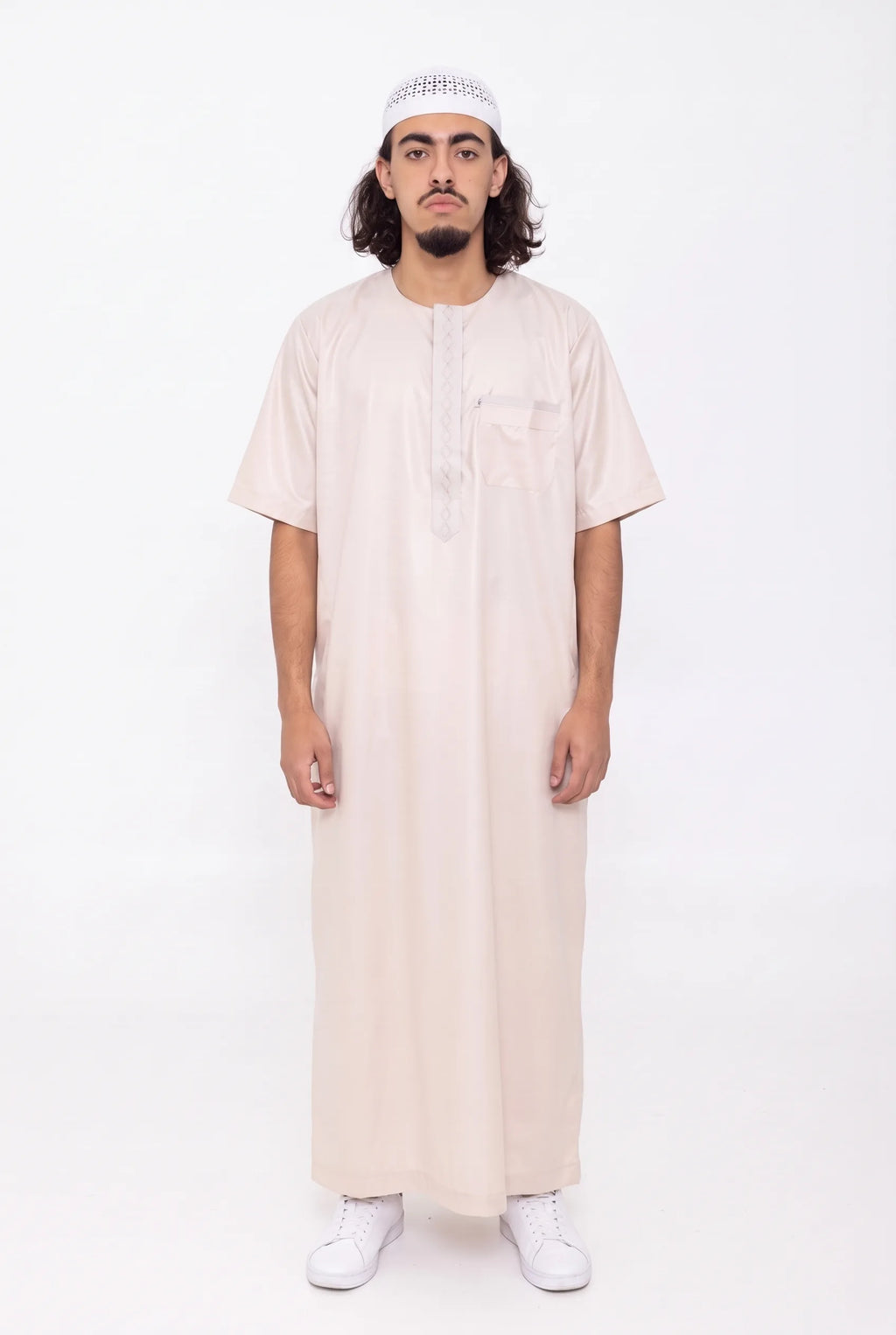 Qamis moderne satiné beige Nabil porté, manches courtes, vue de face