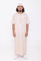 Qamis moderne satiné beige Nabil porté, manches courtes, vue de face