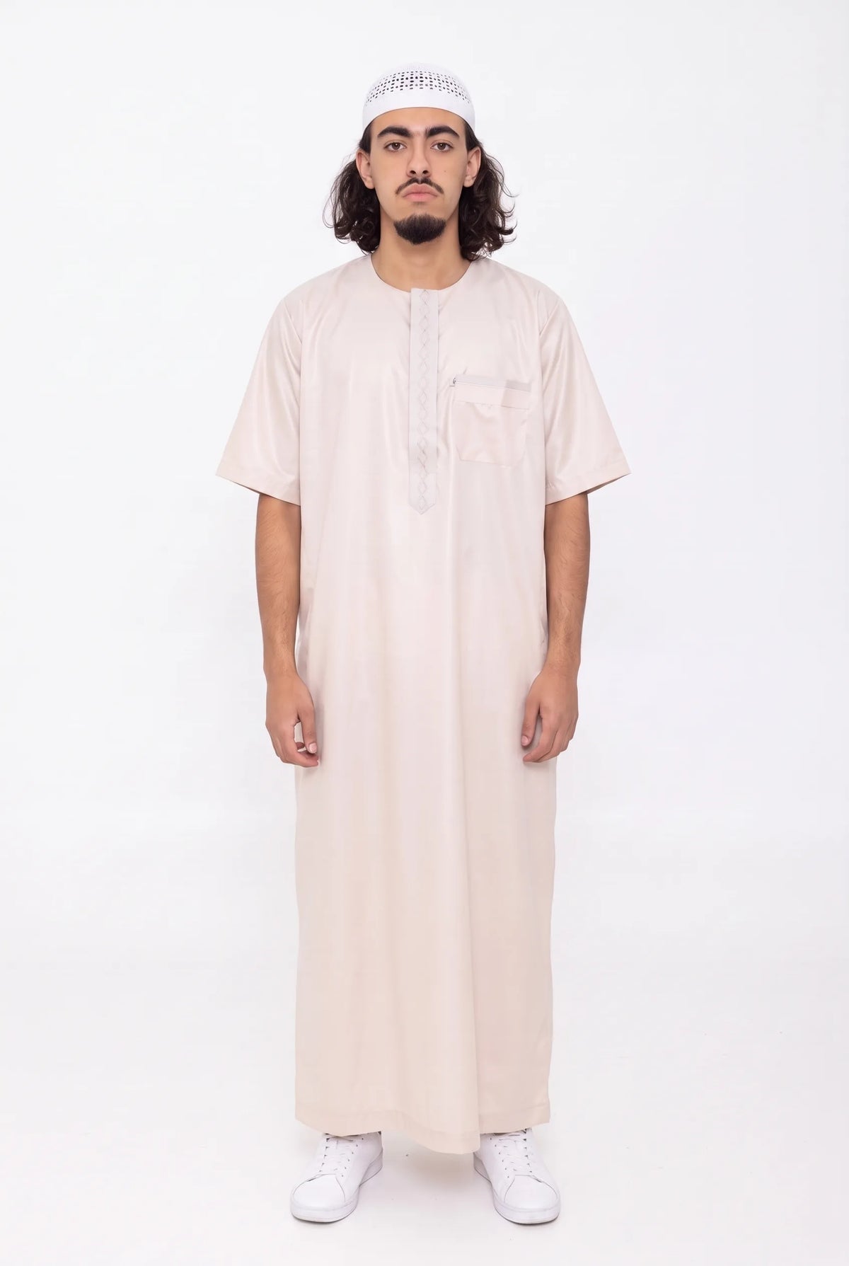 Qamis moderne satiné beige Nabil porté, manches courtes, vue de face