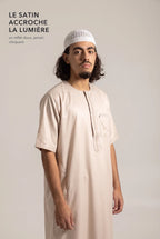 Le satin du qamis Nabil beige accroche la lumière
