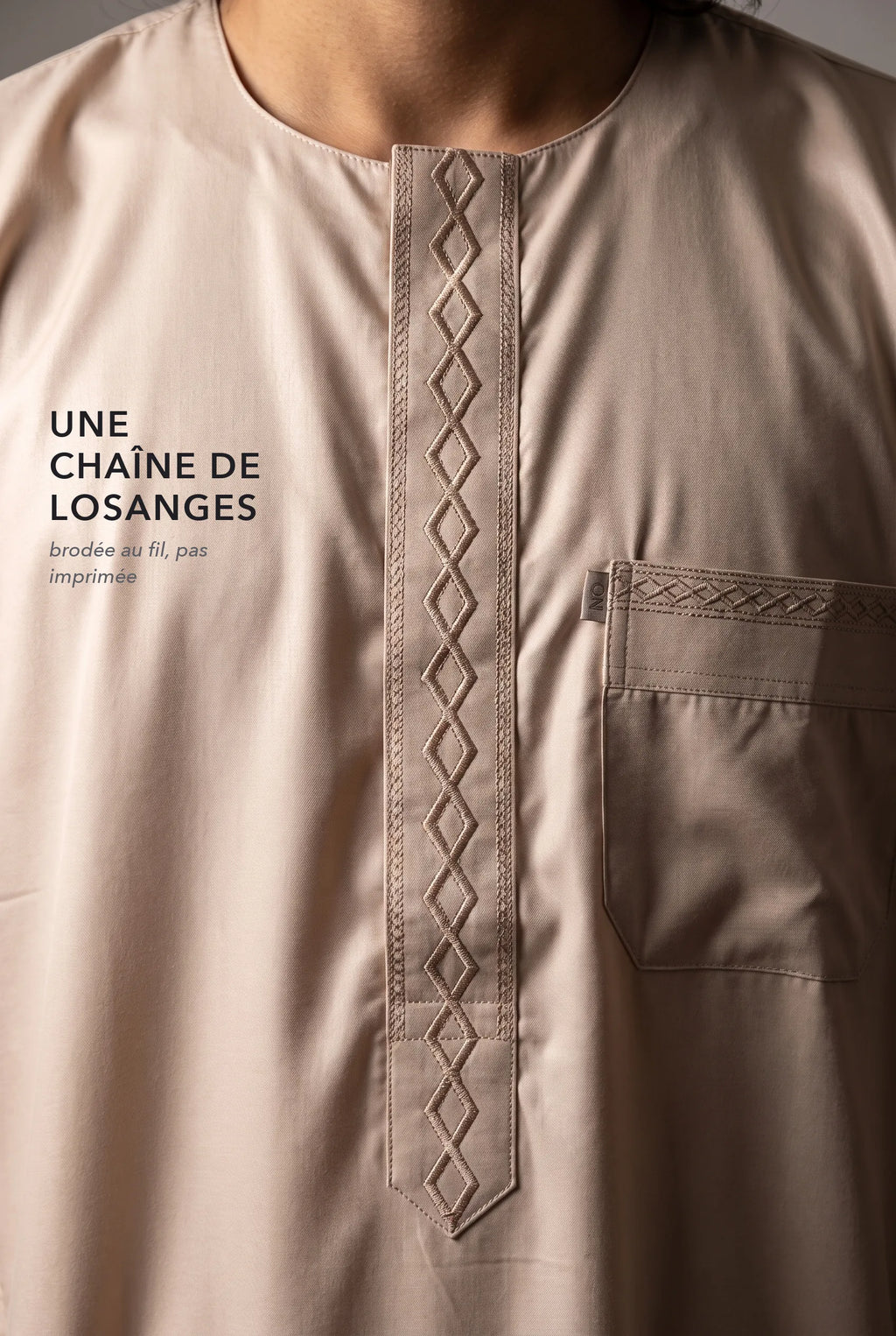Chaîne de losanges brodée sur le plastron du qamis Nabil beige
