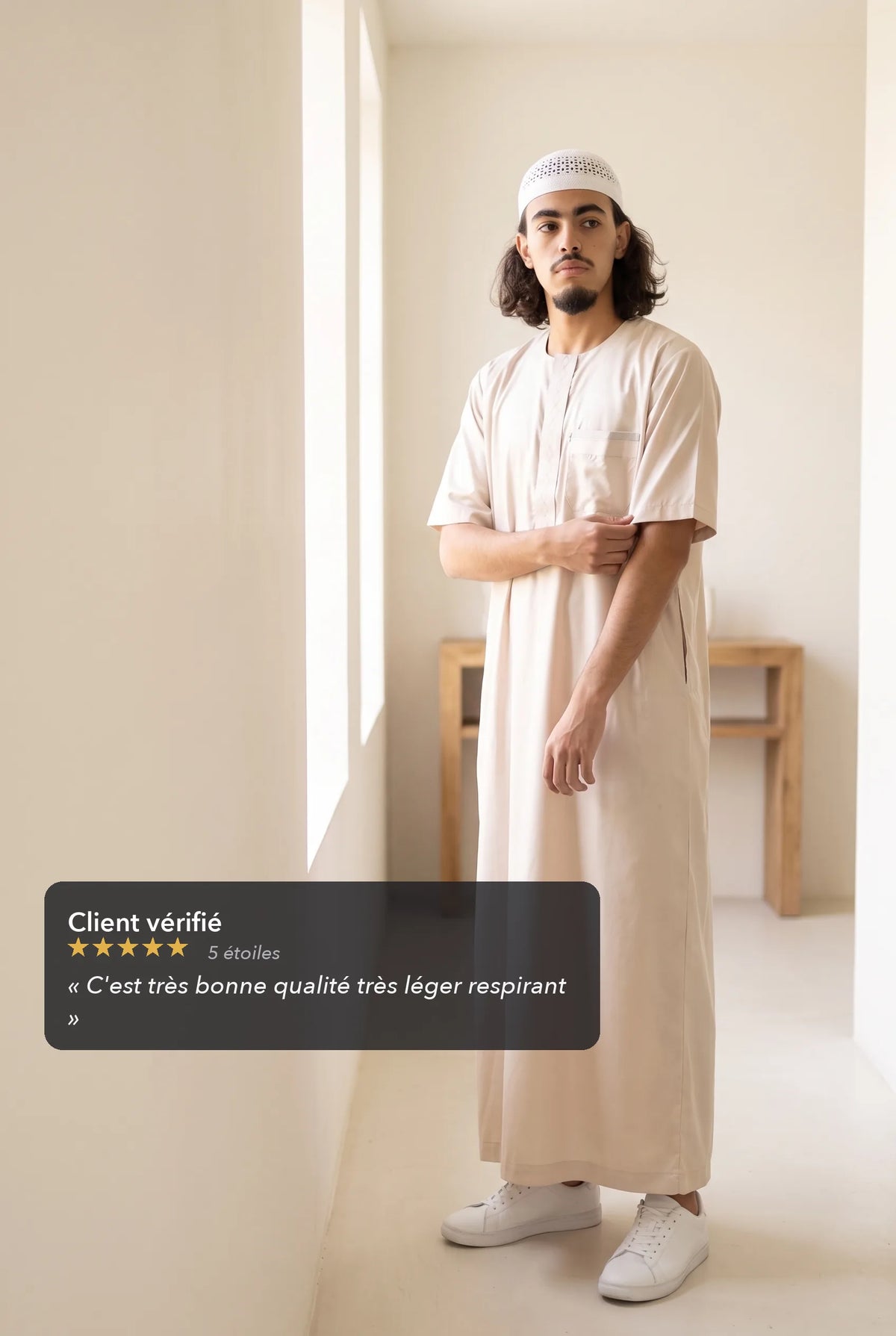 Qamis moderne satiné beige Nabil porté en situation