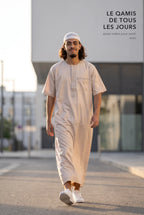 Le qamis Nabil beige comme tenue de tous les jours