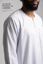 Le satin du qamis Ali blanc retient la lumière