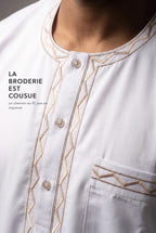 Broderie en chevrons du plastron du qamis Ali blanc