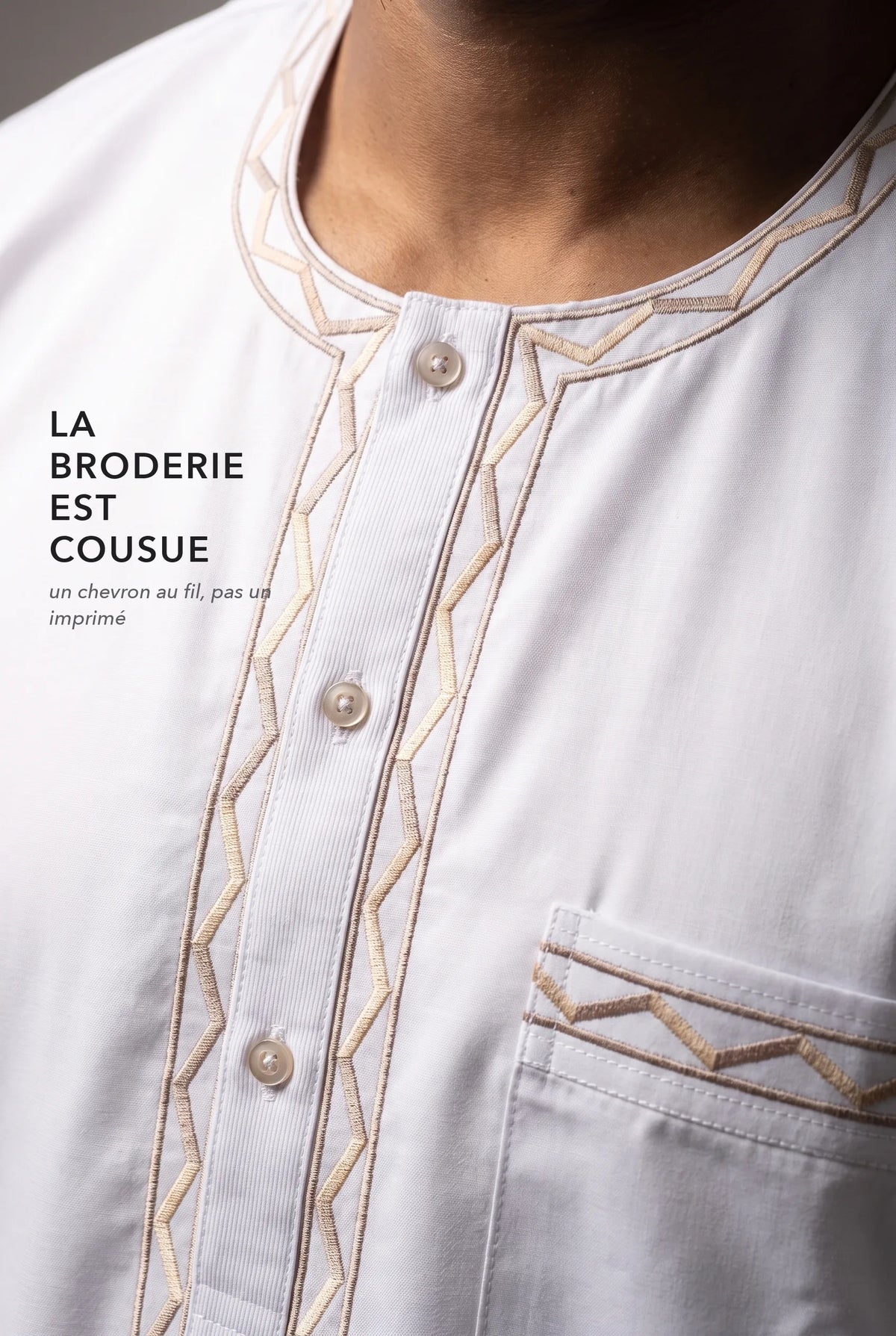 Broderie en chevrons du plastron du qamis Ali blanc