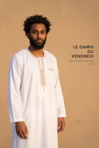 Le qamis Ali blanc comme tenue du vendredi