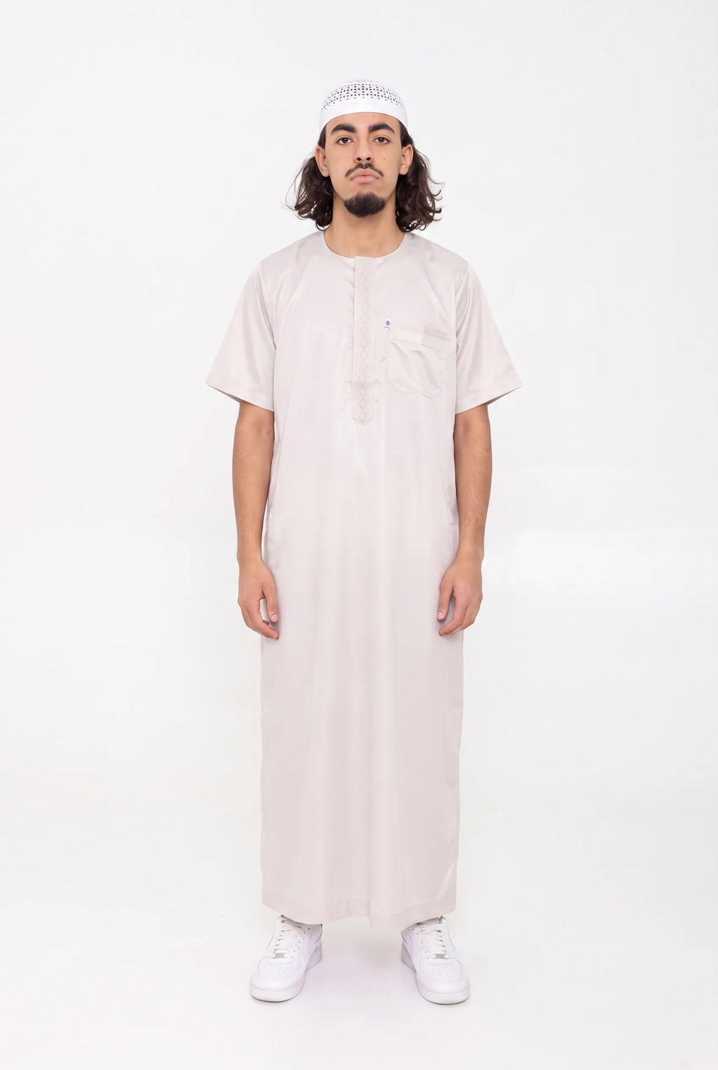 Qamis moderne satiné blanc cassé Nabil porté, manches courtes, vue de face