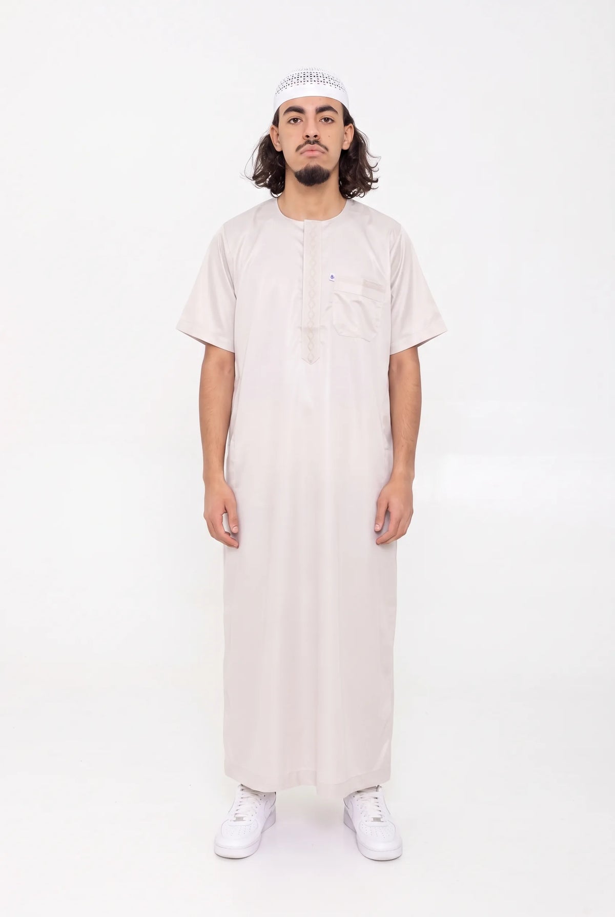 Qamis moderne satiné blanc cassé Nabil porté, manches courtes, vue de face
