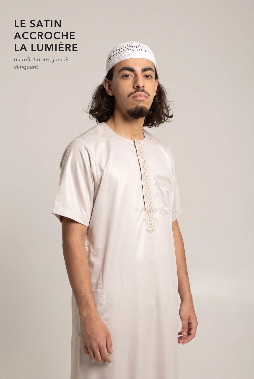 Le satin du qamis Nabil blanc cassé accroche la lumière