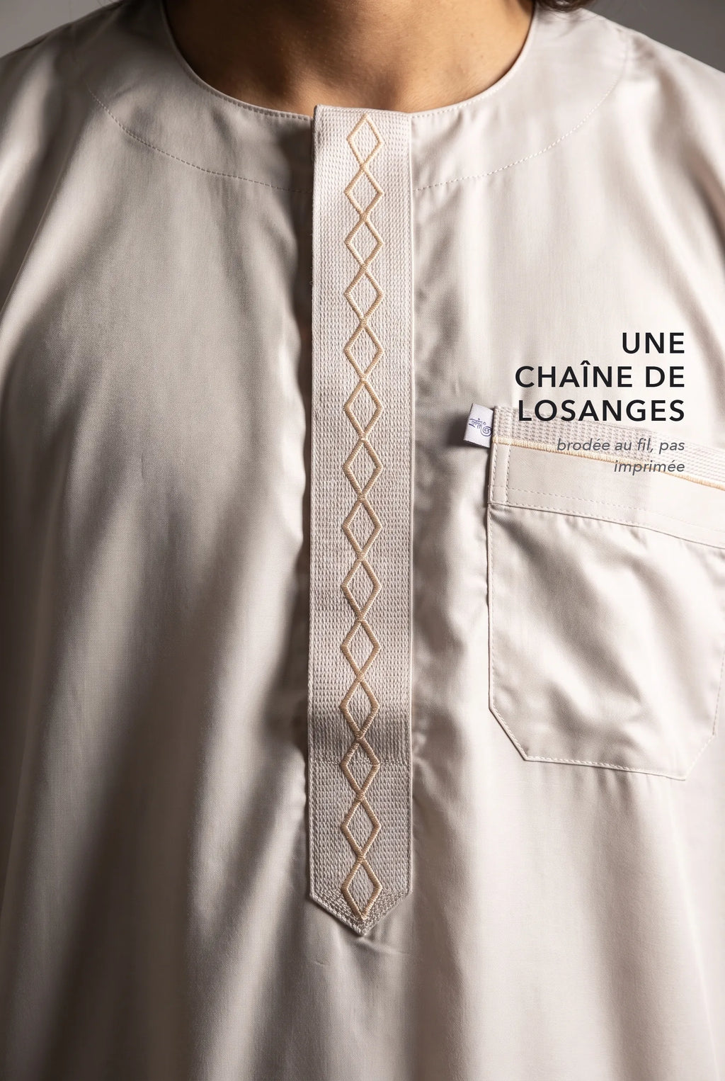 Chaîne de losanges brodée sur le plastron du qamis Nabil blanc cassé